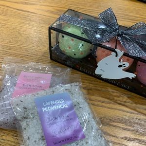 Bath bombs and salt’s Halloween